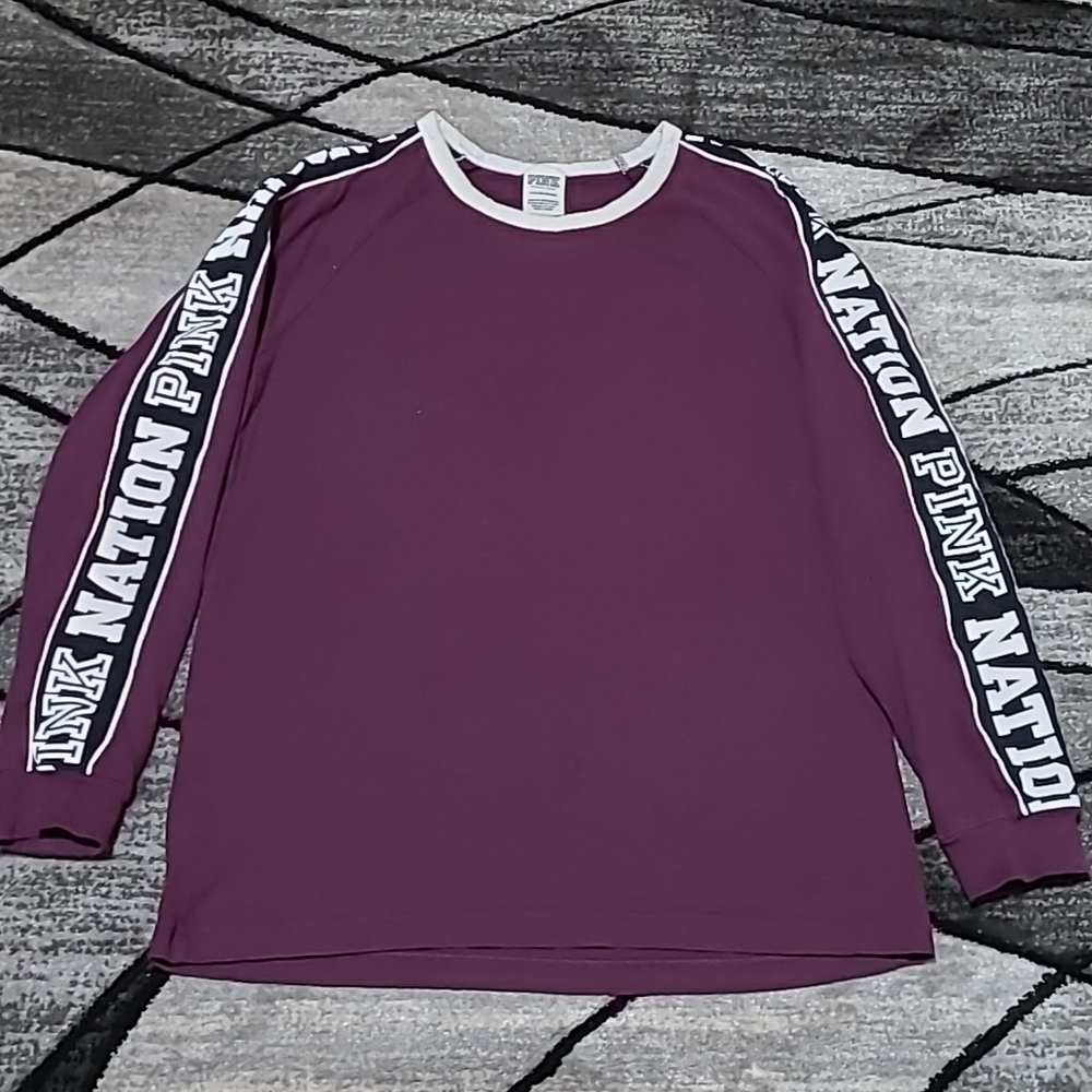 VS PINK NATION 2018 CAMPUS LOGO LONG-SLEEVE TEE-SHIRT